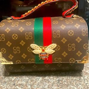 Tiene su brazalete para usarla estilo cartera